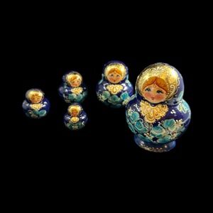 Hand-Painted Vintage Russian Nesting Dolls Set of 5 – Stunning Wooden Matryoshka